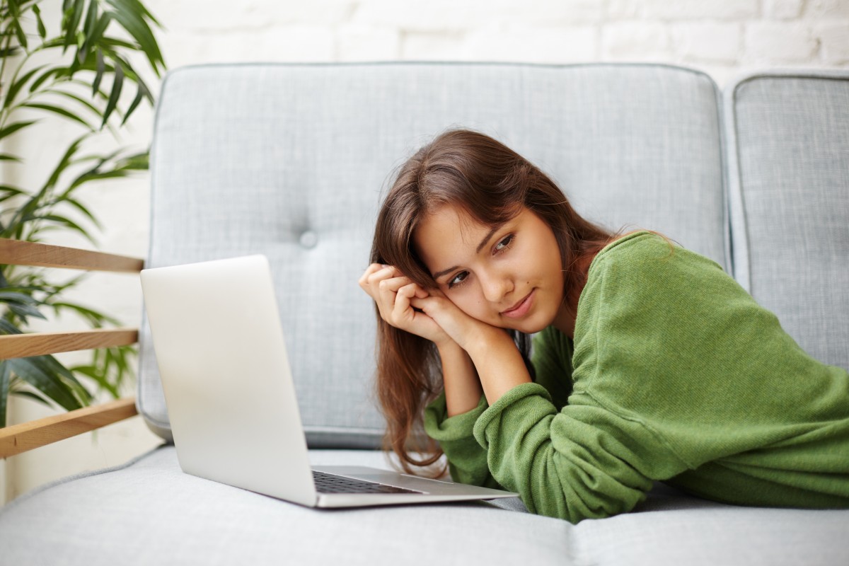 Women on a couch with a laptop